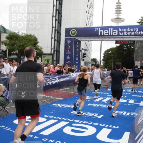 29.06.2025 - hella hamburg halbmarathon Michael Strokosch http://msf.ph/oto/8231698 29.06.2025 10:52:22 Ziel 4140, 4419, 4587, 4837, 5087, 5482, 6164, 7896, 9074, 13707, 15275, 15446, 16591, 17773 meine-sportfotos.de