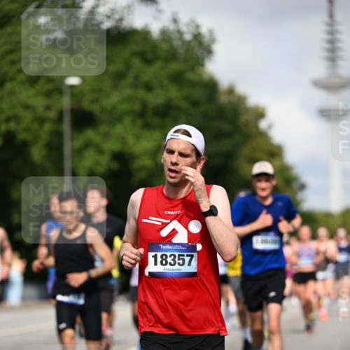 29.06.2025 - hella hamburg halbmarathon Dr. Thomas Lammeyer http://msf.ph/oto/8231709 29.06.2025 09:50:23 Kennedybrücke 1053, 1396, 1407, 1411, 1577, 1910, 1959, 2563, 2836, 2851, 3790, 3935, 5152, 5193, 5660, 6032, 6305, 6473, 7080, 7466, 7622, 7831, 7867, 8323, 9376, 9508, 10477, 11370 meine-sportfotos.de