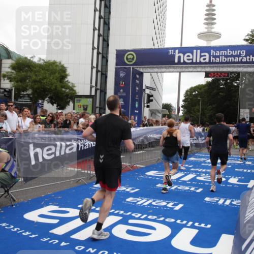 29.06.2025 - hella hamburg halbmarathon Michael Strokosch http://msf.ph/oto/8231711 29.06.2025 10:52:23 Ziel 4140, 4419, 4587, 4837, 5087, 5482, 6164, 7896, 9074, 13211, 13707, 15446, 17773 meine-sportfotos.de