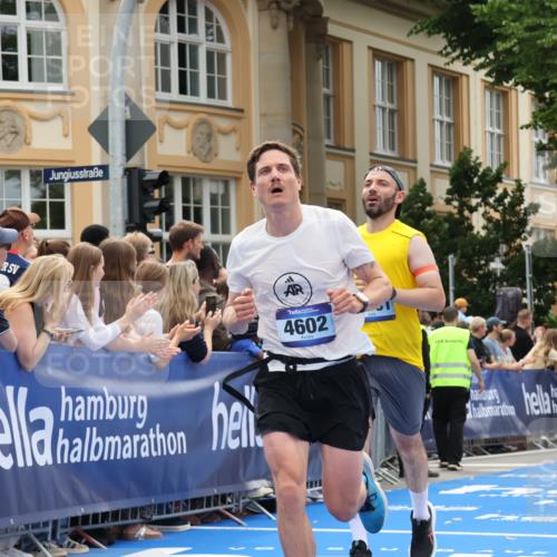 29.06.2025 - hella hamburg halbmarathon Strokosch-Dieckow http://msf.ph/oto/8231722 29.06.2025 10:33:29 Ziel 1053, 4602, 8312, 8956, 15326, 16931, 17056, 17489, 18731, 18854 meine-sportfotos.de