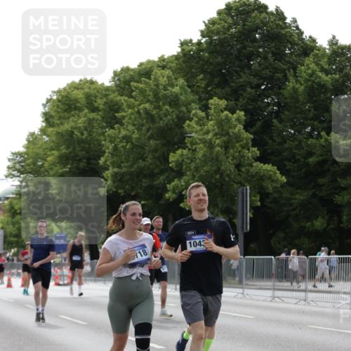 29.06.2025 - hella hamburg halbmarathon Jannik Wohlers http://msf.ph/oto/8231726 29.06.2025 10:28:08 Lombardsbrücke 5718, 5903, 5939, 6102, 6418, 7667, 7980, 8327, 8560, 9642, 9716, 9855, 10434, 13400, 16125, 18293, 18604, 19180 meine-sportfotos.de