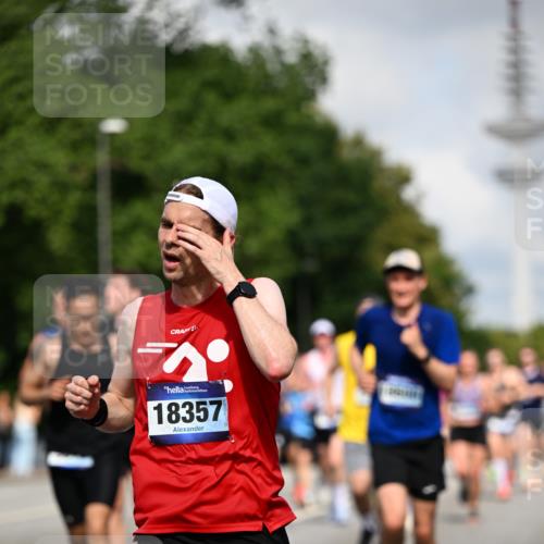 29.06.2025 - hella hamburg halbmarathon Dr. Thomas Lammeyer http://msf.ph/oto/8231729 29.06.2025 09:50:23 Kennedybrücke 1053, 1396, 1407, 1411, 1577, 1910, 1959, 2563, 2836, 2851, 3790, 3935, 5152, 5193, 5660, 6032, 6305, 6473, 7080, 7466, 7622, 7831, 7867, 8323, 9376, 9508, 10477, 11370 meine-sportfotos.de