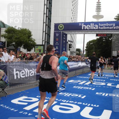29.06.2025 - hella hamburg halbmarathon Michael Strokosch http://msf.ph/oto/8231816 29.06.2025 10:52:24 Ziel 4140, 4419, 4587, 6164, 7896, 9074, 13211, 13707, 15144, 15446, 17773, 17997 meine-sportfotos.de