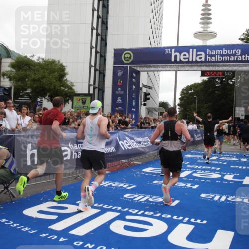29.06.2025 - hella hamburg halbmarathon Michael Strokosch http://msf.ph/oto/8231847 29.06.2025 10:52:25 Ziel 4140, 4419, 4587, 6164, 7896, 9074, 13211, 13707, 15144, 15446, 17773, 17997 meine-sportfotos.de