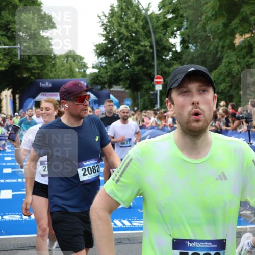 29.06.2025 - hella hamburg halbmarathon Zöllner http://msf.ph/oto/8231908 29.06.2025 10:53:52 Ziel 1422, 1706, 1870, 2518, 5607, 6260, 6877, 7177, 8285, 8335, 9922, 10529, 10891, 12413, 14026, 14818, 15502, 16538, 17740, 18249, 18418, 18487, 18759, 18915, 19177 meine-sportfotos.de