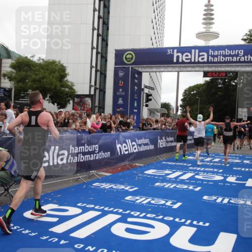 29.06.2025 - hella hamburg halbmarathon Michael Strokosch http://msf.ph/oto/8231931 29.06.2025 10:52:27 Ziel 4140, 4587, 6164, 7896, 8371, 8661, 9876, 13015, 13211, 13707, 15144, 15446, 17773, 17997 meine-sportfotos.de