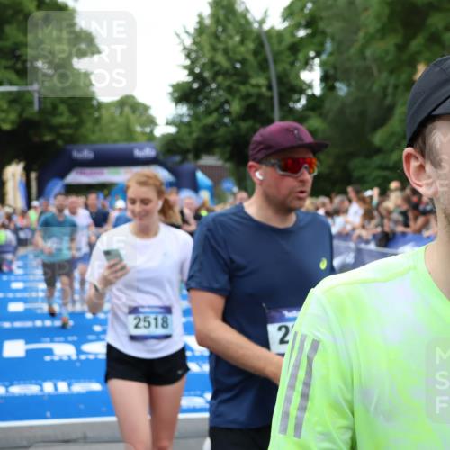 29.06.2025 - hella hamburg halbmarathon Zöllner http://msf.ph/oto/8231936 29.06.2025 10:53:53 Ziel 1422, 1706, 1870, 5607, 6260, 6877, 7177, 7395, 8285, 8335, 9922, 10529, 10891, 12413, 14026, 15502, 16538, 17740, 18249, 18418, 18487, 18759, 18831, 18915, 19177 meine-sportfotos.de