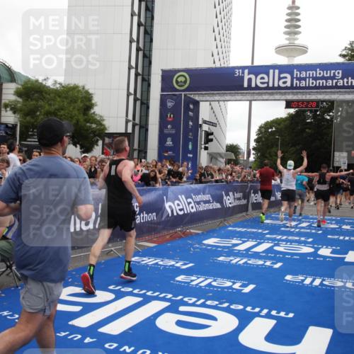 29.06.2025 - hella hamburg halbmarathon Michael Strokosch http://msf.ph/oto/8231946 29.06.2025 10:52:27 Ziel 4140, 4587, 6164, 7896, 8371, 8661, 9876, 13015, 13211, 13707, 15144, 15446, 17773, 17997 meine-sportfotos.de