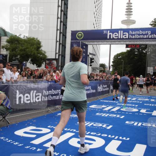 29.06.2025 - hella hamburg halbmarathon Michael Strokosch http://msf.ph/oto/8232017 29.06.2025 10:52:29 Ziel 3715, 4140, 4587, 7178, 8371, 8661, 9145, 9876, 11791, 13015, 13211, 13707, 14561, 15144, 17773, 17997 meine-sportfotos.de