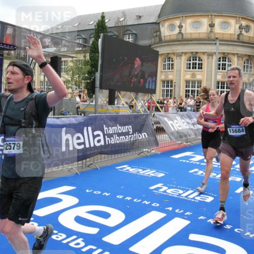 29.06.2025 - hella hamburg halbmarathon Michael Strokosch http://msf.ph/oto/8232116 29.06.2025 10:47:13 Ziel 1460, 2623, 4093, 6373, 6700, 6716, 7480, 7908, 10208, 10211, 12579, 13007, 15684, 17718, 17915 meine-sportfotos.de