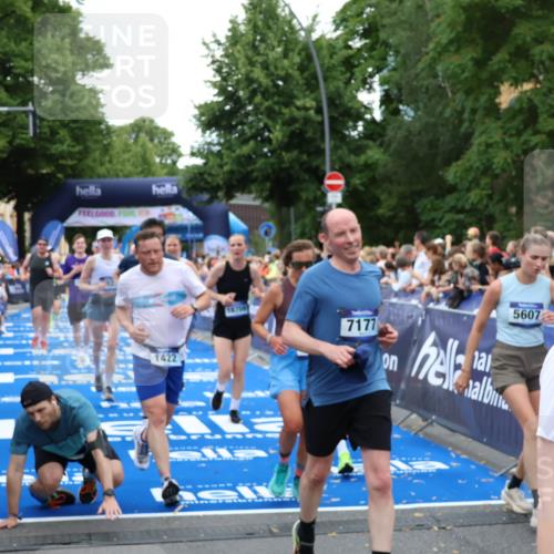 29.06.2025 - hella hamburg halbmarathon Zöllner http://msf.ph/oto/8232124 29.06.2025 10:53:55 Ziel 1422, 1706, 1870, 5607, 6260, 7177, 7395, 7973, 9922, 10529, 10891, 12413, 14026, 14175, 15502, 16477, 16538, 17740, 18249, 18418, 18487, 18759, 18831, 18879, 18915, 19177 meine-sportfotos.de