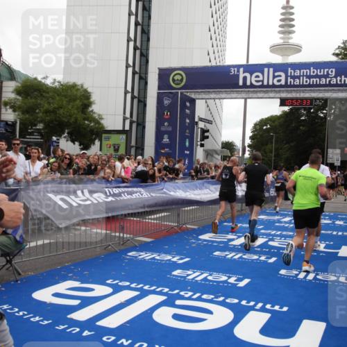 29.06.2025 - hella hamburg halbmarathon Michael Strokosch http://msf.ph/oto/8232229 29.06.2025 10:52:32 Ziel 3715, 7178, 7232, 8371, 8661, 9145, 9876, 11791, 13015, 13211, 14561, 15144, 15980, 17997 meine-sportfotos.de