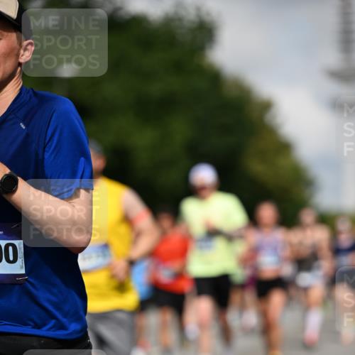 29.06.2025 - hella hamburg halbmarathon Dr. Thomas Lammeyer http://msf.ph/oto/8232238 29.06.2025 09:50:26 Kennedybrücke 1002, 1053, 1396, 1407, 1411, 1910, 1959, 2228, 2563, 2836, 2851, 3790, 3935, 4740, 5193, 6032, 6305, 6473, 7080, 7466, 7622, 7831, 7867, 7972, 9376, 9508, 10477, 10771, 11055, 11370 meine-sportfotos.de