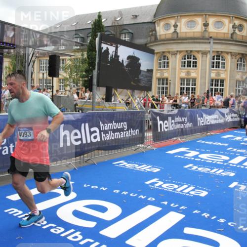 29.06.2025 - hella hamburg halbmarathon Michael Strokosch http://msf.ph/oto/8232240 29.06.2025 10:47:14 Ziel 2623, 4093, 6373, 6716, 7480, 7908, 10208, 10211, 12579, 13007, 15684, 17718, 17915 meine-sportfotos.de
