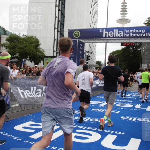 29.06.2025 - hella hamburg halbmarathon Michael Strokosch http://msf.ph/oto/8232303 29.06.2025 10:52:33 Ziel 3715, 7178, 7232, 8371, 8661, 9145, 9876, 11791, 13015, 13301, 14561, 15144, 15980, 17997 meine-sportfotos.de