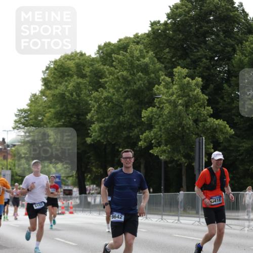 29.06.2025 - hella hamburg halbmarathon Jannik Wohlers http://msf.ph/oto/8232363 29.06.2025 10:28:11 Lombardsbrücke 4700, 5718, 5903, 5939, 6102, 6418, 7980, 8560, 9642, 9716, 9855, 10434, 13400, 15256, 16125, 16643, 18293, 18604, 19180 meine-sportfotos.de