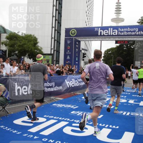 29.06.2025 - hella hamburg halbmarathon Michael Strokosch http://msf.ph/oto/8232367 29.06.2025 10:52:33 Ziel 3715, 7178, 7232, 8371, 8661, 9145, 9876, 11791, 13015, 13301, 14561, 15144, 15980, 17997 meine-sportfotos.de