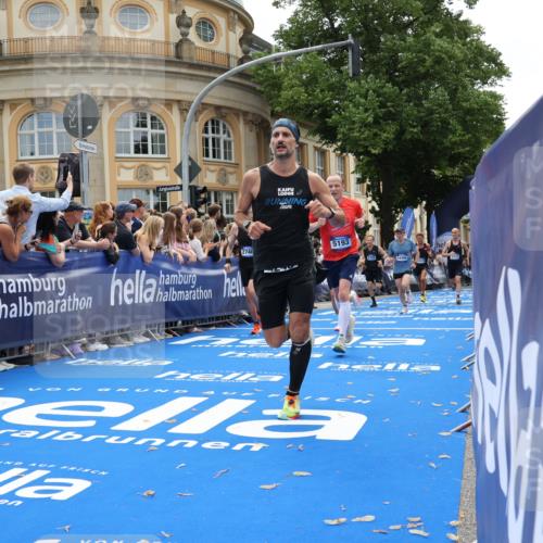 29.06.2025 - hella hamburg halbmarathon Strokosch-Dieckow http://msf.ph/oto/8232380 29.06.2025 10:33:47 Ziel 1743, 2228, 2243, 2746, 4246, 5193, 10865, 13771, 14310, 14466, 15500, 16243, 16755 meine-sportfotos.de