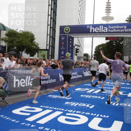 29.06.2025 - hella hamburg halbmarathon Michael Strokosch http://msf.ph/oto/8232388 29.06.2025 10:52:34 Ziel 3715, 7178, 7232, 8371, 8661, 9145, 9876, 11791, 13015, 13301, 14561, 15980, 18982 meine-sportfotos.de