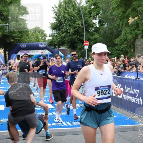 29.06.2025 - hella hamburg halbmarathon Zöllner http://msf.ph/oto/8232413 29.06.2025 10:53:58 Ziel 1706, 1870, 2432, 6374, 6481, 7395, 7918, 7973, 8394, 10891, 11789, 12413, 13032, 13869, 14026, 14175, 16477, 16538, 18418, 18831, 18879, 18915, 19177 meine-sportfotos.de