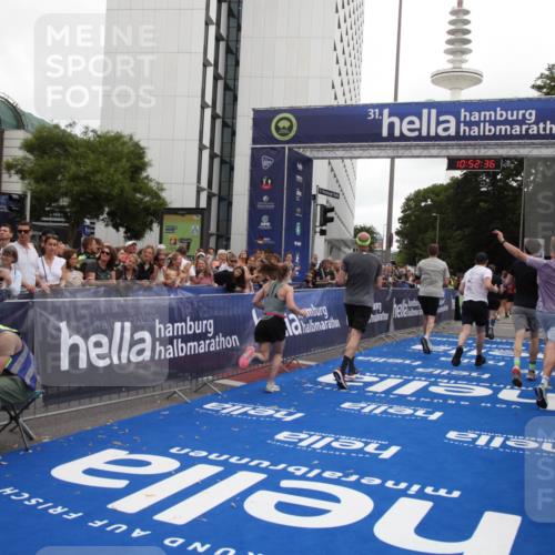 29.06.2025 - hella hamburg halbmarathon Michael Strokosch http://msf.ph/oto/8232420 29.06.2025 10:52:35 Ziel 3715, 6561, 6562, 7178, 7232, 8371, 8661, 9145, 9739, 9876, 11791, 13015, 13301, 14561, 15001, 15980, 18982 meine-sportfotos.de