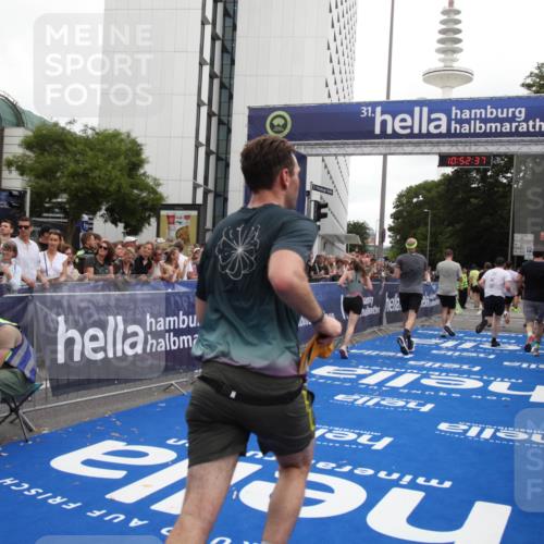 29.06.2025 - hella hamburg halbmarathon Michael Strokosch http://msf.ph/oto/8232429 29.06.2025 10:52:36 Ziel 3715, 6561, 6562, 7178, 7232, 8371, 8661, 9145, 9739, 11791, 13301, 14561, 15001, 15980, 18982 meine-sportfotos.de