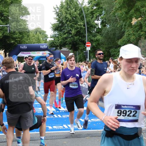 29.06.2025 - hella hamburg halbmarathon Zöllner http://msf.ph/oto/8232435 29.06.2025 10:53:58 Ziel 1706, 1870, 2432, 6374, 6481, 7395, 7918, 7973, 8394, 10891, 11789, 12413, 13032, 13869, 14026, 14175, 16477, 16538, 18418, 18831, 18879, 18915, 19177 meine-sportfotos.de