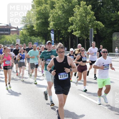 29.06.2025 - hella hamburg halbmarathon Jannik Wohlers http://msf.ph/oto/8232456 29.06.2025 09:52:47 Lombardsbrücke 1012, 1391, 1558, 1735, 1759, 2048, 2213, 2234, 2590, 2970, 3304, 3907, 3928, 4091, 4553, 4997, 5022, 5132, 5623, 5624, 6081, 6152, 6203, 6712, 7093, 7147, 7204, 7450, 7765, 8063, 8145, 8664, 8694, 8704, 8722, 8819, 9232, 9305, 9534, 9538, 9540, 9544, 9585, 9794, 10208, 10211, 10216, 10246, 10313, 11094, 11153, 11291, 11469, 11648, 12035, 12154, 12643, 12685, 12783, 12966, 13015, 13051, 13303, 13690, 13709, 13782, 14351, 14690, 14794, 15651, 15803, 15900, 16617 meine-sportfotos.de