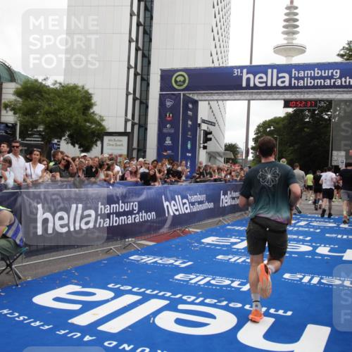 29.06.2025 - hella hamburg halbmarathon Michael Strokosch http://msf.ph/oto/8232471 29.06.2025 10:52:36 Ziel 3715, 6561, 6562, 7178, 7232, 8371, 8661, 9145, 9739, 11791, 13301, 14561, 15001, 15980, 18982 meine-sportfotos.de
