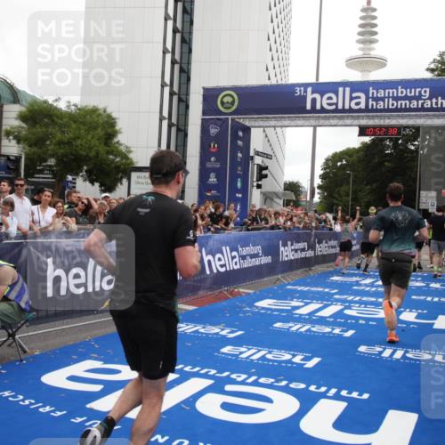 29.06.2025 - hella hamburg halbmarathon Michael Strokosch http://msf.ph/oto/8232496 29.06.2025 10:52:37 Ziel 2670, 3715, 3952, 6561, 6562, 7178, 7232, 9145, 9739, 11689, 11791, 12450, 13051, 13301, 14561, 15001, 15980, 18982 meine-sportfotos.de
