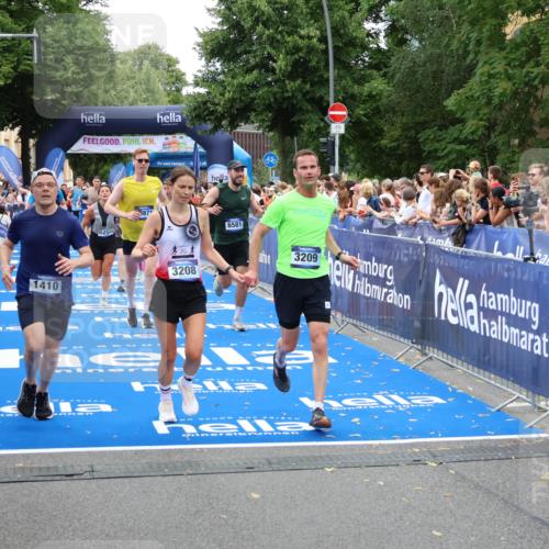 29.06.2025 - hella hamburg halbmarathon Zöllner http://msf.ph/oto/8232538 29.06.2025 10:54:13 Ziel 1410, 3208, 3209, 3898, 5638, 6294, 6443, 6581, 8390, 9791, 12213, 13397, 13794, 15169, 15524, 16780, 16871 meine-sportfotos.de