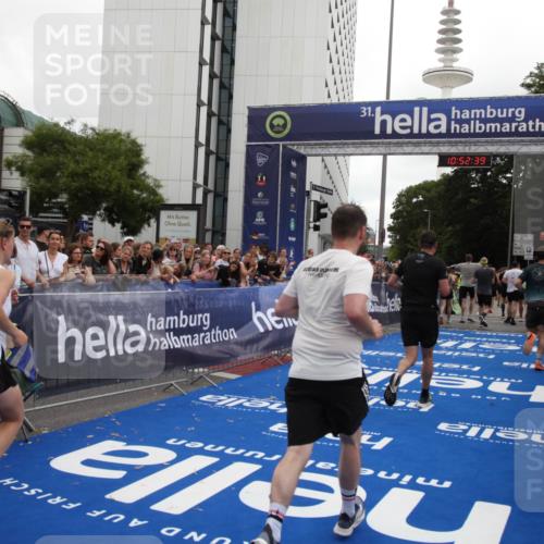 29.06.2025 - hella hamburg halbmarathon Michael Strokosch http://msf.ph/oto/8232582 29.06.2025 10:52:38 Ziel 2670, 3715, 3952, 6561, 6562, 7232, 9145, 9739, 11689, 12450, 13051, 13301, 14561, 15001, 15980, 18982 meine-sportfotos.de