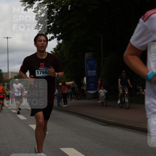 29.06.2025 - hella hamburg halbmarathon Yannick Fuchs http://msf.ph/oto/8232603 29.06.2025 10:34:15 20KM 1343, 1358, 2044, 2525, 2546, 2563, 2573, 2972, 3547, 3626, 4398, 4565, 4759, 5752, 7981, 8319, 8346, 8925, 9116, 9265, 9540, 11284, 11305, 11714, 11806, 12046, 12091, 12335, 12372, 13190, 13479, 13514, 14204, 14272, 14359, 15094, 15336, 15421, 15435, 15744, 17005, 17215, 17360, 17425, 17668, 17792, 17916, 18013, 18154, 18285, 18803 meine-sportfotos.de