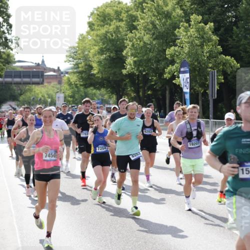 29.06.2025 - hella hamburg halbmarathon Jannik Wohlers http://msf.ph/oto/8232629 29.06.2025 09:52:48 Lombardsbrücke 1012, 1391, 1466, 1558, 1735, 1759, 2048, 2213, 2234, 2590, 2970, 3304, 3907, 3928, 4091, 4553, 4997, 5022, 5132, 5623, 5624, 6081, 6152, 6203, 6460, 6712, 7147, 7204, 7322, 7450, 7765, 8063, 8145, 8664, 8694, 8704, 8722, 8819, 9232, 9305, 9534, 9538, 9540, 9544, 9585, 9794, 10208, 10211, 10216, 10246, 10313, 10789, 11094, 11153, 11291, 11469, 11648, 12035, 12154, 12643, 12685, 12966, 13015, 13051, 13303, 13690, 13709, 13782, 14351, 14794, 15651, 15803, 15900, 16617 meine-sportfotos.de