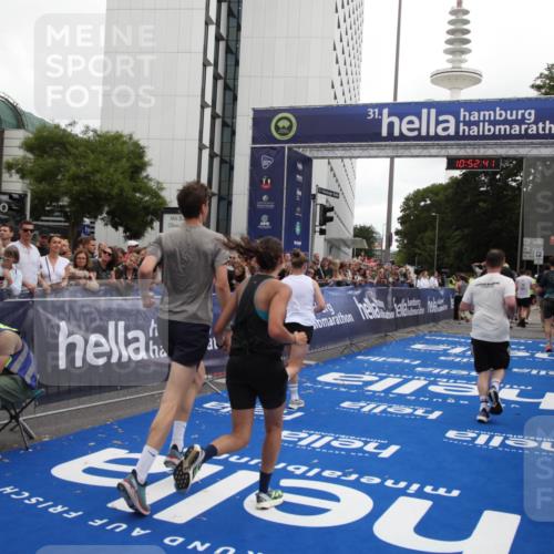 29.06.2025 - hella hamburg halbmarathon Michael Strokosch http://msf.ph/oto/8232665 29.06.2025 10:52:39 Ziel 2346, 2670, 3952, 6561, 6562, 7232, 9739, 10115, 11689, 12450, 13051, 13301, 15001, 15980, 18982 meine-sportfotos.de