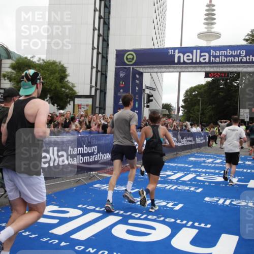 29.06.2025 - hella hamburg halbmarathon Michael Strokosch http://msf.ph/oto/8232722 29.06.2025 10:52:40 Ziel 2346, 2670, 3952, 6561, 6562, 7475, 9739, 10115, 11459, 11689, 12450, 13051, 13301, 14122, 15001, 18982 meine-sportfotos.de
