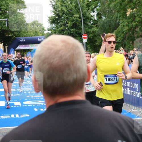 29.06.2025 - hella hamburg halbmarathon Zöllner http://msf.ph/oto/8232749 29.06.2025 10:54:16 Ziel 3103, 3177, 3861, 3898, 5638, 6082, 6084, 6294, 6443, 7274, 8223, 8390, 9791, 12213, 13033, 13397, 13794, 15169, 15524, 16527, 16780, 17087 meine-sportfotos.de