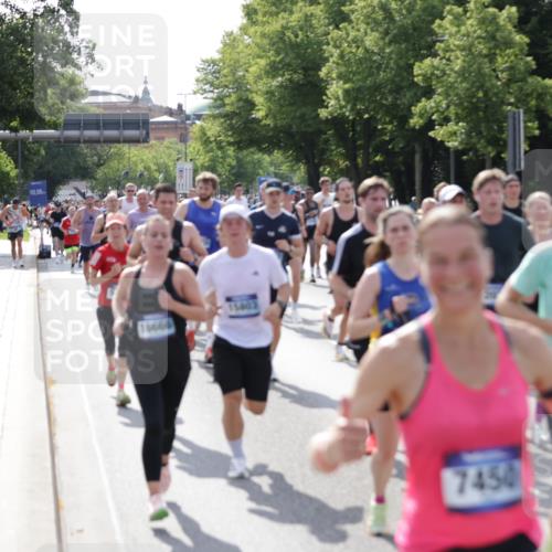 29.06.2025 - hella hamburg halbmarathon Jannik Wohlers http://msf.ph/oto/8232752 29.06.2025 09:52:50 Lombardsbrücke 1012, 1391, 1466, 1558, 1735, 1750, 1759, 2048, 2234, 2590, 3304, 3907, 4091, 4553, 4997, 5022, 5132, 5623, 5624, 6081, 6152, 6203, 6460, 6712, 7147, 7204, 7322, 7450, 7765, 8063, 8145, 8664, 8694, 8819, 9126, 9305, 9534, 9540, 9544, 9585, 9794, 10216, 10246, 10313, 10789, 11094, 11153, 11291, 11469, 11648, 11858, 12035, 12154, 12643, 12685, 12966, 13015, 13051, 13303, 13690, 13782, 14275, 14351, 14794, 15651, 15803, 15900, 16105, 16617, 16685, 17729 meine-sportfotos.de