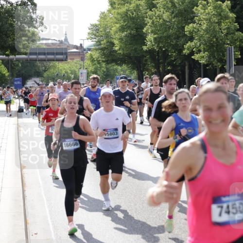 29.06.2025 - hella hamburg halbmarathon Jannik Wohlers http://msf.ph/oto/8232761 29.06.2025 09:52:50 Lombardsbrücke 1012, 1391, 1466, 1558, 1735, 1750, 1759, 2048, 2234, 2590, 3304, 3907, 4091, 4553, 4997, 5022, 5132, 5623, 5624, 6081, 6152, 6203, 6460, 6712, 7147, 7204, 7322, 7450, 7765, 8063, 8145, 8664, 8694, 8819, 9126, 9305, 9534, 9540, 9544, 9585, 9794, 10216, 10246, 10313, 10789, 11094, 11153, 11291, 11469, 11648, 11858, 12035, 12154, 12643, 12685, 12966, 13015, 13051, 13303, 13690, 13782, 14275, 14351, 14794, 15651, 15803, 15900, 16105, 16617, 16685, 17729 meine-sportfotos.de