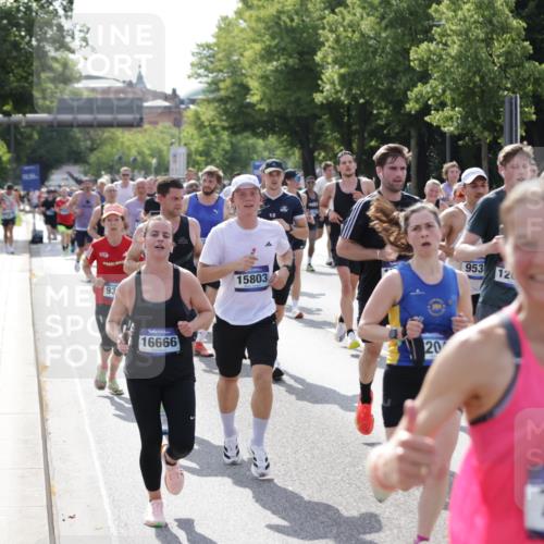 29.06.2025 - hella hamburg halbmarathon Jannik Wohlers http://msf.ph/oto/8232780 29.06.2025 09:52:50 Lombardsbrücke 1012, 1391, 1466, 1558, 1735, 1750, 1759, 2048, 2234, 2590, 3304, 3907, 4091, 4553, 4997, 5022, 5132, 5623, 5624, 6081, 6152, 6203, 6460, 6712, 7147, 7204, 7322, 7450, 7765, 8063, 8145, 8664, 8694, 8819, 9126, 9305, 9534, 9540, 9544, 9585, 9794, 10216, 10246, 10313, 10789, 11094, 11153, 11291, 11469, 11648, 11858, 12035, 12154, 12643, 12685, 12966, 13015, 13051, 13303, 13690, 13782, 14275, 14351, 14794, 15651, 15803, 15900, 16105, 16617, 16685, 17729 meine-sportfotos.de