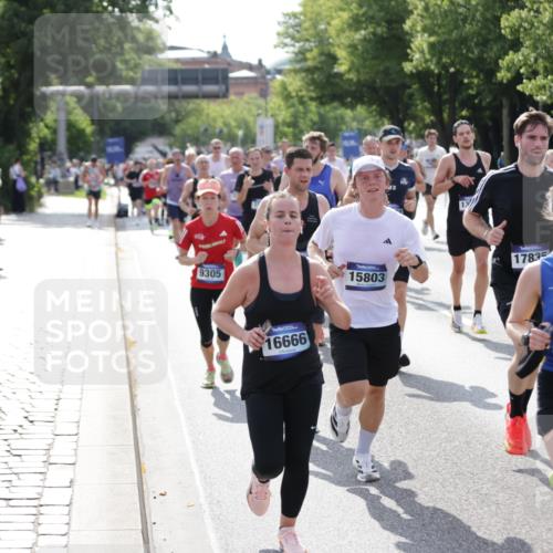 29.06.2025 - hella hamburg halbmarathon Jannik Wohlers http://msf.ph/oto/8232807 29.06.2025 09:52:50 Lombardsbrücke 1012, 1391, 1466, 1558, 1735, 1750, 1759, 2048, 2234, 2590, 3304, 3907, 4091, 4553, 4997, 5022, 5132, 5623, 5624, 6081, 6152, 6203, 6460, 6712, 7147, 7204, 7322, 7450, 7765, 8063, 8145, 8664, 8694, 8819, 9126, 9305, 9534, 9540, 9544, 9585, 9794, 10216, 10246, 10313, 10789, 11094, 11153, 11291, 11469, 11648, 11858, 12035, 12154, 12643, 12685, 12966, 13015, 13051, 13303, 13690, 13782, 14275, 14351, 14794, 15651, 15803, 15900, 16105, 16617, 16685, 17729 meine-sportfotos.de