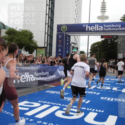29.06.2025 - hella hamburg halbmarathon Michael Strokosch http://msf.ph/oto/8232815 29.06.2025 10:52:41 Ziel 2346, 2670, 3952, 6561, 6562, 7475, 9739, 10115, 11459, 11689, 12450, 13051, 13301, 14122, 15001, 18982 meine-sportfotos.de