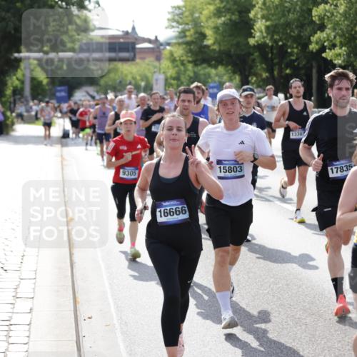 29.06.2025 - hella hamburg halbmarathon Jannik Wohlers http://msf.ph/oto/8232829 29.06.2025 09:52:51 Lombardsbrücke 1012, 1391, 1466, 1558, 1735, 1750, 1759, 2234, 2590, 3304, 3907, 4091, 4553, 4997, 5022, 5132, 5623, 5624, 6081, 6152, 6203, 6460, 6712, 7147, 7204, 7322, 7450, 7765, 8063, 8664, 8694, 9126, 9305, 9534, 9540, 9544, 9585, 9794, 10246, 10313, 10789, 11094, 11291, 11469, 11648, 11858, 12035, 12154, 12643, 12685, 12966, 13015, 13051, 13303, 13690, 14275, 14351, 14794, 15629, 15651, 15803, 15900, 16105, 16617, 16685, 17729 meine-sportfotos.de