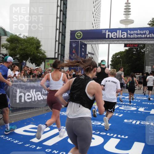 29.06.2025 - hella hamburg halbmarathon Michael Strokosch http://msf.ph/oto/8232833 29.06.2025 10:52:41 Ziel 2346, 2670, 3952, 6561, 6562, 7475, 9739, 10115, 11459, 11689, 12450, 13051, 13301, 14122, 15001, 18982 meine-sportfotos.de
