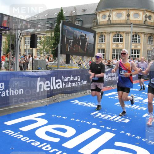 29.06.2025 - hella hamburg halbmarathon Michael Strokosch http://msf.ph/oto/8232849 29.06.2025 10:47:21 Ziel 2864, 5024, 6134, 6168, 6203, 6716, 7480, 10208, 10211, 11518, 13672, 13782, 14722, 15611, 16089, 16286, 17915, 18856 meine-sportfotos.de