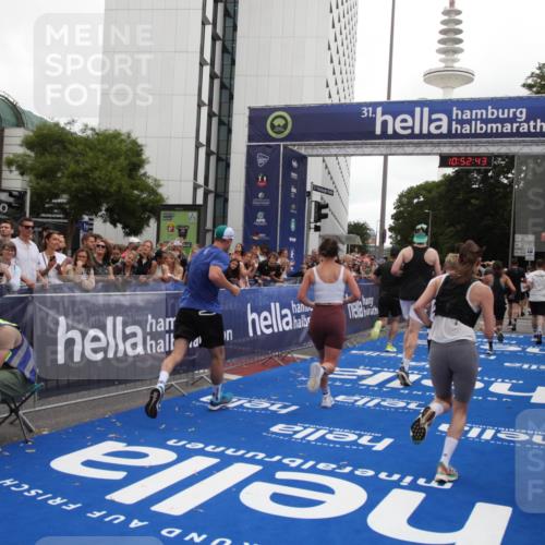 29.06.2025 - hella hamburg halbmarathon Michael Strokosch http://msf.ph/oto/8232863 29.06.2025 10:52:42 Ziel 2346, 2670, 3952, 5116, 6561, 6562, 7475, 9739, 9869, 10115, 11459, 11689, 12450, 13051, 13301, 14122, 15001, 18982 meine-sportfotos.de