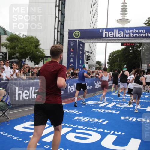 29.06.2025 - hella hamburg halbmarathon Michael Strokosch http://msf.ph/oto/8232886 29.06.2025 10:52:42 Ziel 2346, 2670, 3952, 5116, 6561, 6562, 7475, 9739, 9869, 10115, 11459, 11689, 12450, 13051, 13301, 14122, 15001, 18982 meine-sportfotos.de