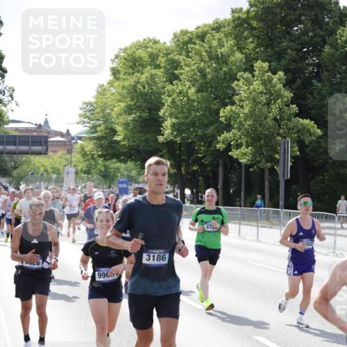 29.06.2025 - hella hamburg halbmarathon Jannik Wohlers http://msf.ph/oto/8233076 29.06.2025 09:53:10 Lombardsbrücke 1750, 2365, 2402, 2623, 2890, 2937, 3004, 3146, 3186, 3414, 4310, 5362, 5460, 5692, 6071, 6282, 6375, 6388, 6903, 7385, 7448, 7480, 9126, 9200, 9303, 9626, 9633, 9723, 9965, 11283, 11858, 12271, 13009, 13450, 13667, 14034, 14200, 14262, 14275, 14464, 14764, 15519, 15629, 16084, 16105, 16286, 16333, 16685, 16725, 17384, 17718, 17729, 17748, 17960, 18066, 18638, 18678, 18922 meine-sportfotos.de