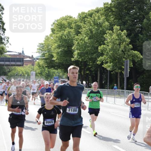 29.06.2025 - hella hamburg halbmarathon Jannik Wohlers http://msf.ph/oto/8233086 29.06.2025 09:53:10 Lombardsbrücke 1750, 2365, 2402, 2623, 2890, 2937, 3004, 3146, 3186, 3414, 4310, 5362, 5460, 5692, 6071, 6282, 6375, 6388, 6903, 7385, 7448, 7480, 9126, 9200, 9303, 9626, 9633, 9723, 9965, 11283, 11858, 12271, 13009, 13450, 13667, 14034, 14200, 14262, 14275, 14464, 14764, 15519, 15629, 16084, 16105, 16286, 16333, 16685, 16725, 17384, 17718, 17729, 17748, 17960, 18066, 18638, 18678, 18922 meine-sportfotos.de