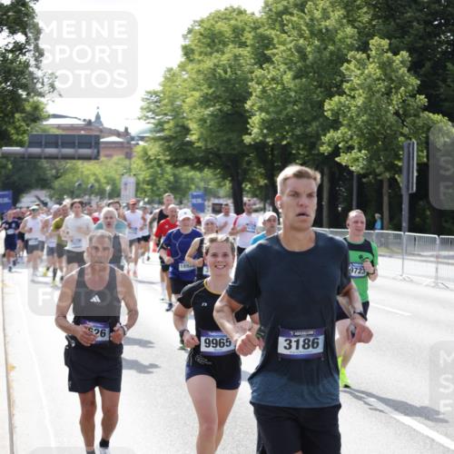 29.06.2025 - hella hamburg halbmarathon Jannik Wohlers http://msf.ph/oto/8233111 29.06.2025 09:53:10 Lombardsbrücke 1750, 2365, 2402, 2623, 2890, 2937, 3004, 3146, 3186, 3414, 4310, 5362, 5460, 5692, 6071, 6282, 6375, 6388, 6903, 7385, 7448, 7480, 9126, 9200, 9303, 9626, 9633, 9723, 9965, 11283, 11858, 12271, 13009, 13450, 13667, 14034, 14200, 14262, 14275, 14464, 14764, 15519, 15629, 16084, 16105, 16286, 16333, 16685, 16725, 17384, 17718, 17729, 17748, 17960, 18066, 18638, 18678, 18922 meine-sportfotos.de